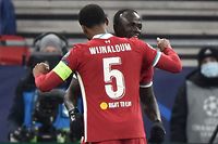 Liverpool's Senegalese striker Sadio Mane (R) celebrates with teammates after scoring his team's second goal during the UEFA Champions league Last 16 2nd Leg football match between Liverpool and RB Leipzig at Puskas Arena in Budapest, Hungary, on March 10, 2021. (Photo by Attila KISBENEDEK / AFP)
