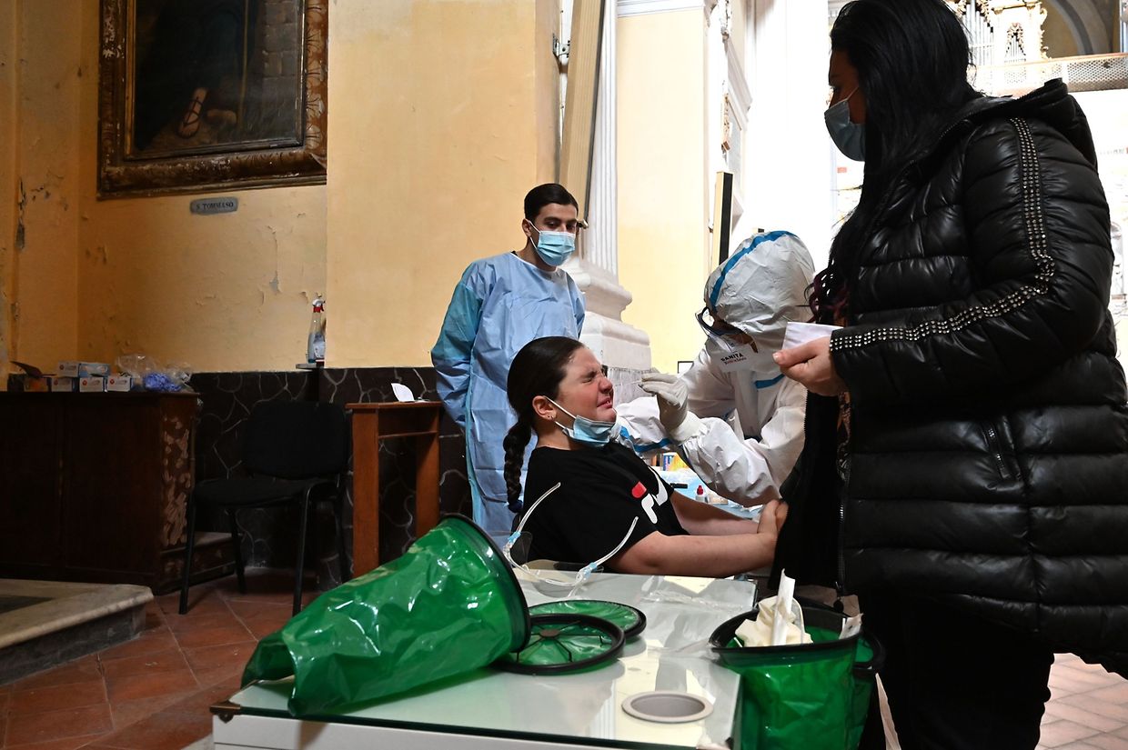 Centro de testes na basílica "San Severo fuori le mura", em Nápoles. 