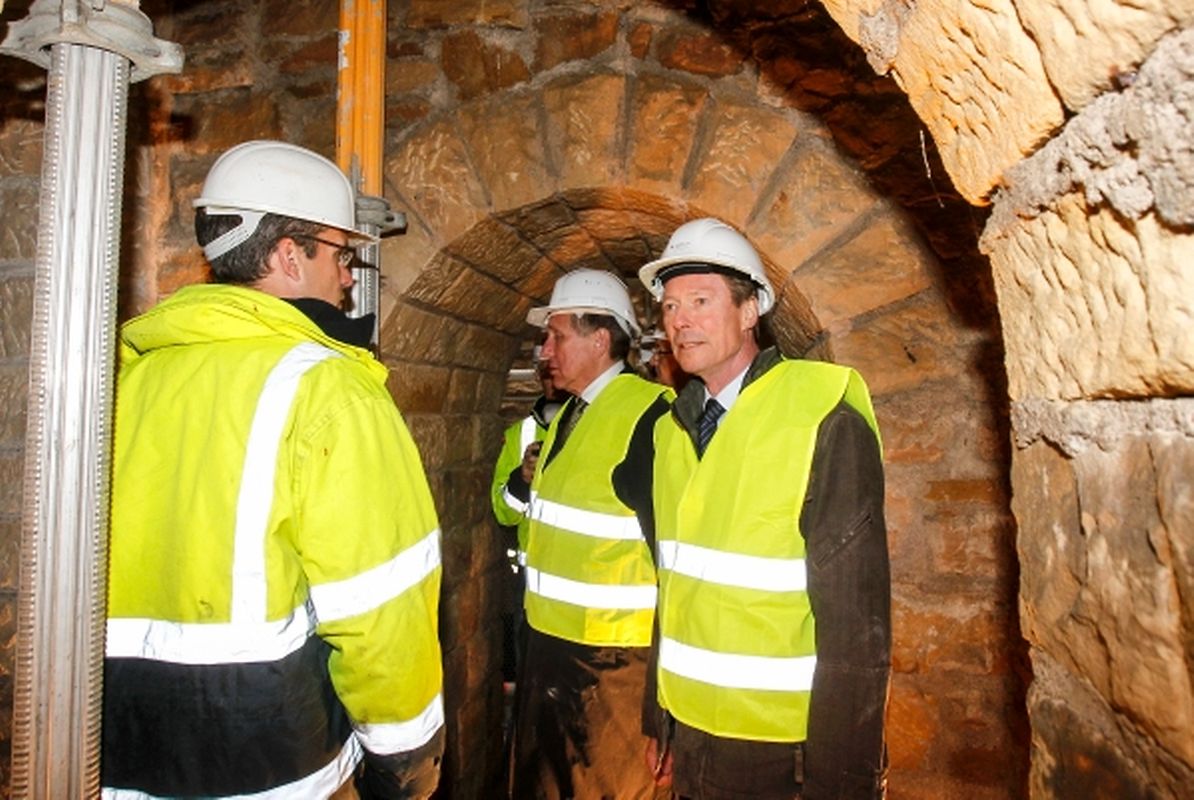 Großherzog Henri besichtigt die Sanierung des Pont Adolphe. 