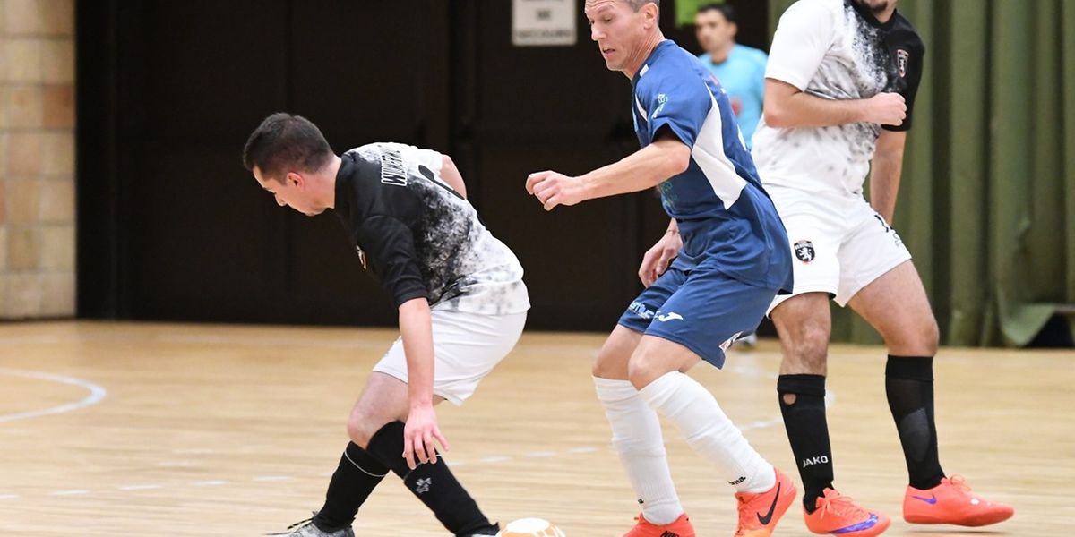 Giovanni Riggio pressé par Samuel da Silva et Ruben Torrie. Le RAF Differdange a subi la loi de Wilwerwiltz.