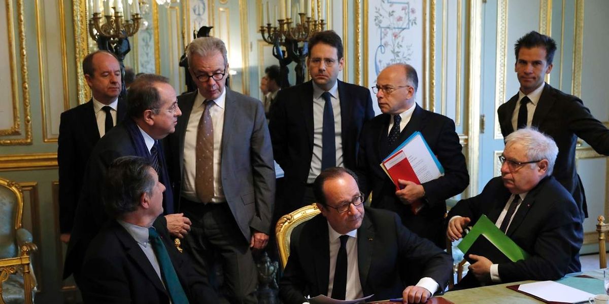 François Hollande, Jean-Pierre Jouyet, Matthias Fekl, Bernard Cazeneuve, Gaspard Gantzer, et Jean-Jacques Urvoas, réunis ce matin