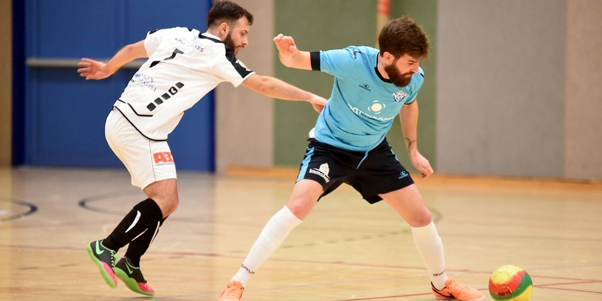 Diogo Oliveira Pereira (Futsal US Esch, en bleu) tente de faire écran devant Tiago Carvalho (Union Titus Pétange Futsa)