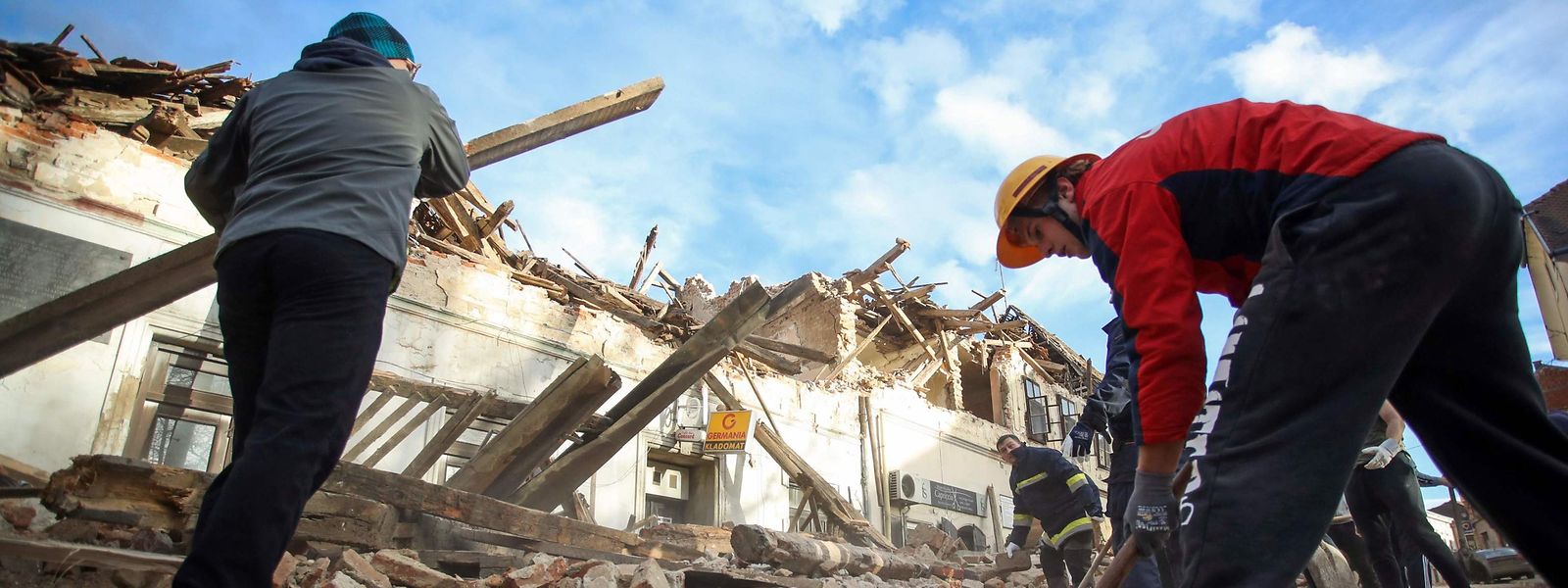Helfer in Petrinja beseitigen Schutt und Trümmer nach einem Erdbeben. Die Kleinstadt liegt etwa 50 Kilometer von der kroatischen Hauptstadt Zagreb entfernt. 