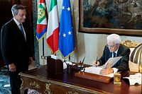 TOPSHOT - This handout photo taken and released on July 21, 2022, by the press office of the presidential Quirinale Palace shows Italian President Sergio Mattarella (R) signing the decrete to dissolve the Parliament in front of Italy resigning Prime Minister Mario Draghi (L). - Draghi resigned on July 21, after the country's fractious parties torpedoed his national unity government, kicking off a snap election campaign which could bring the far-right to power. (Photo by Handout / Quirinale Press Office / AFP) / RESTRICTED TO EDITORIAL USE - MANDATORY CREDIT "AFP PHOTO / QUIRINALE PALACE PRESS OFFICE" - NO MARKETING - NO ADVERTISING CAMPAIGNS - DISTRIBUTED AS A SERVICE TO CLIENTS