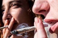 ARCHIV - 20.04.2019, Berlin: ILLUSTRATION - Zwei Frauen rauchen bei einer Protestaktion für legalen Cannabis-Konsum einen Joint. Als erstes Land in Europa will das Großherzogtum Luxemburg Cannabis legalisieren. Foto: Paul Zinken/dpa +++ dpa-Bildfunk +++