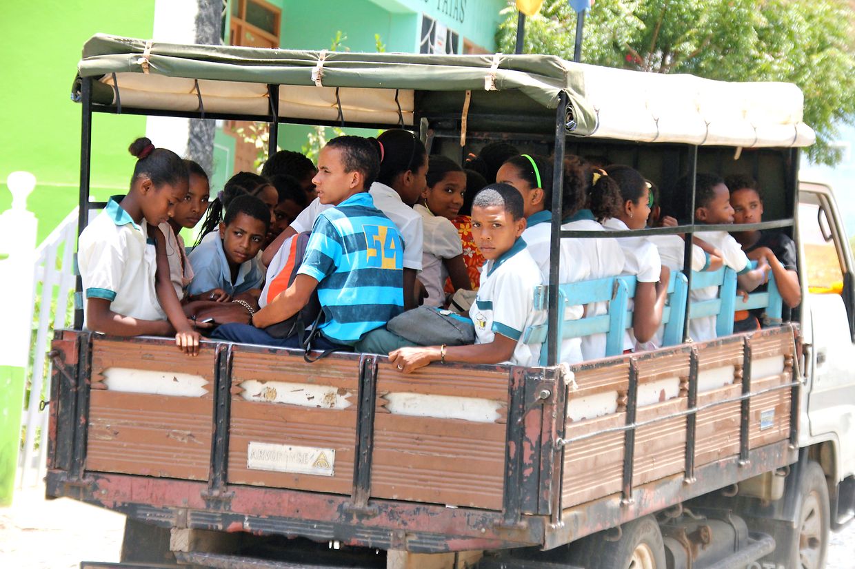 (Mai 2011) Die Schüler des Lycée "António Silva Pinto" in der Ortschaft Ribeira das Patas auf der kapverdischen Insel Santo Antão sind unterwegs in die Schule. 