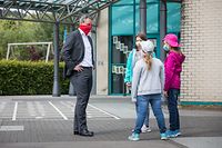 Lokales, Claude Miesch besucht Ribeschpont Schule in Dudelingen, Maske, Maskenpflicht, Schule, Covid-19, Corona, Foto: Lex Kleren/Luxemburger Wort