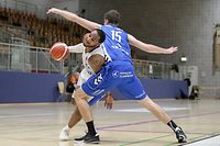 Laqunicy Reshard Rideau (Walferdingen #12) windet sich um Austin James Burgett (Etzella #15) / Basketball, Luxemburg,Total League Maenner, Saison 2020-2021, Qualifikation / 13.03.2021 /Residence Walferdingen - BBC Etzella Ettelbrück / Centre sportif Prince Henri, Walferdingen /Foto: Ben Majerus