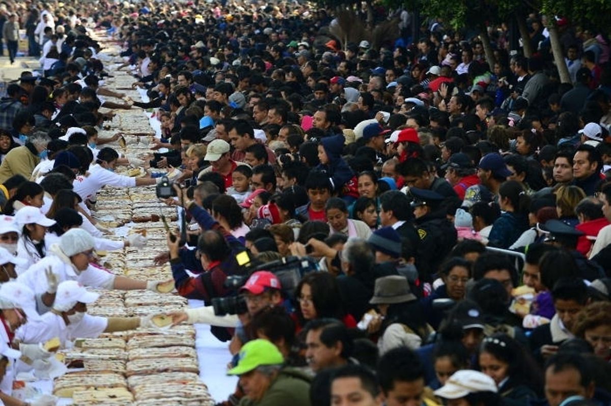 Mexico City bakes an almost 2km long Three Kings' Cake Photo: AFP