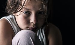 Kinder Armut  Mobbing allein Enfants fille tristesse