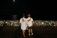 Während Politiker sich um die Verlängerung des Notstands streiten, gedenken die Bürger den Toten des Terroranschlags in Nice. 