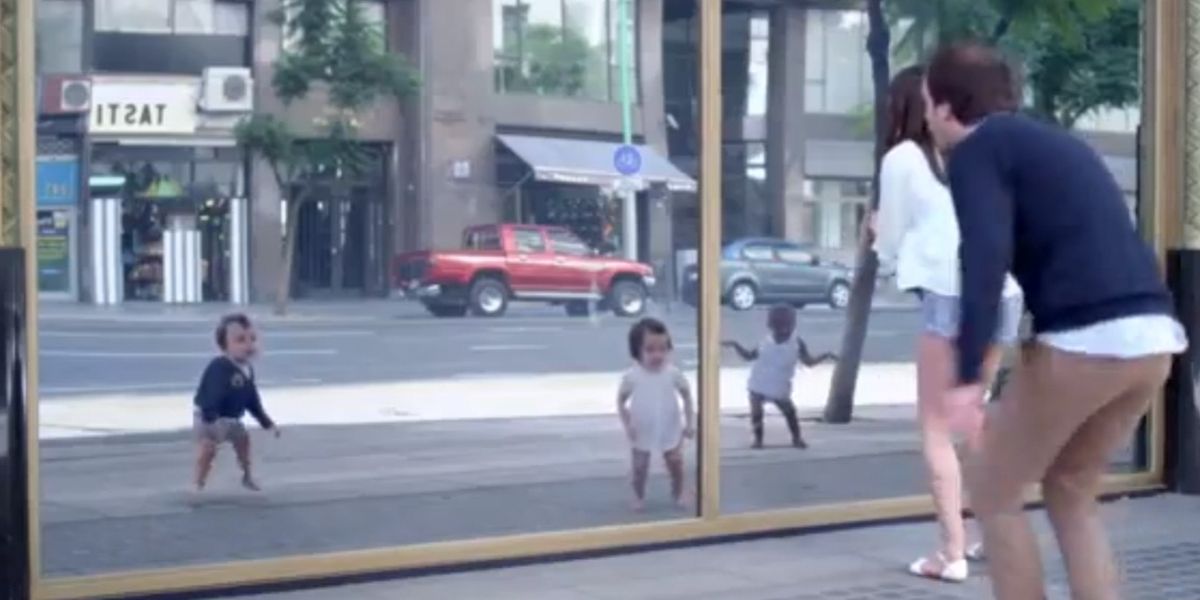 La Nouvelle Pub Evian Avec Des Bebes Qui Se Tremoussent