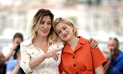 Italian-French director Valeria Bruni Tedeschi (L) and French actress Nadia Tereszkiewicz pose during a photocall for the film "Forever Young (Les Amandiers)" at the 75th edition of the Cannes Film Festival in Cannes, southern France, on May 23, 2022. (Photo by LOIC VENANCE / AFP)