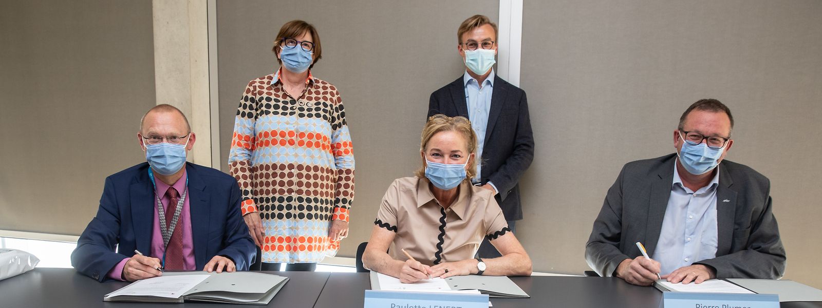 Das CHL, das Rehazenter und das Domaine thermal haben mit dem Gesundheitsministerium eine Konvention für ein Projekt zur Behandlung von Long-Covid-Patienten unterzeichnet. V.l.n.r. Dr Gaston Schütz, Monique Birkel, Paulette Lenert, Laurent Mertz und Pierre Plumer.