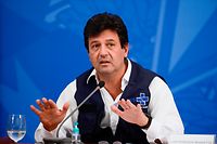 ARCHIV - 15.04.2020, Brasilien, Brasília: Luiz Henrique Mandetta, Gesundheitsminister von Brasilien, spricht auf einer Pressekonferenz über die Lage des Landes in der Coronavirus-Pandemie. Mandetta wurde am 16.04.2020 von Präsident Bolsonaro aus dem Amt entlassen. Die Spannungen zwischen dem Minister und der Exekutive waren in den letzten Tagen gewachsen. Foto: Marcello Casal Jr/Agencia Brazil/dpa +++ dpa-Bildfunk +++