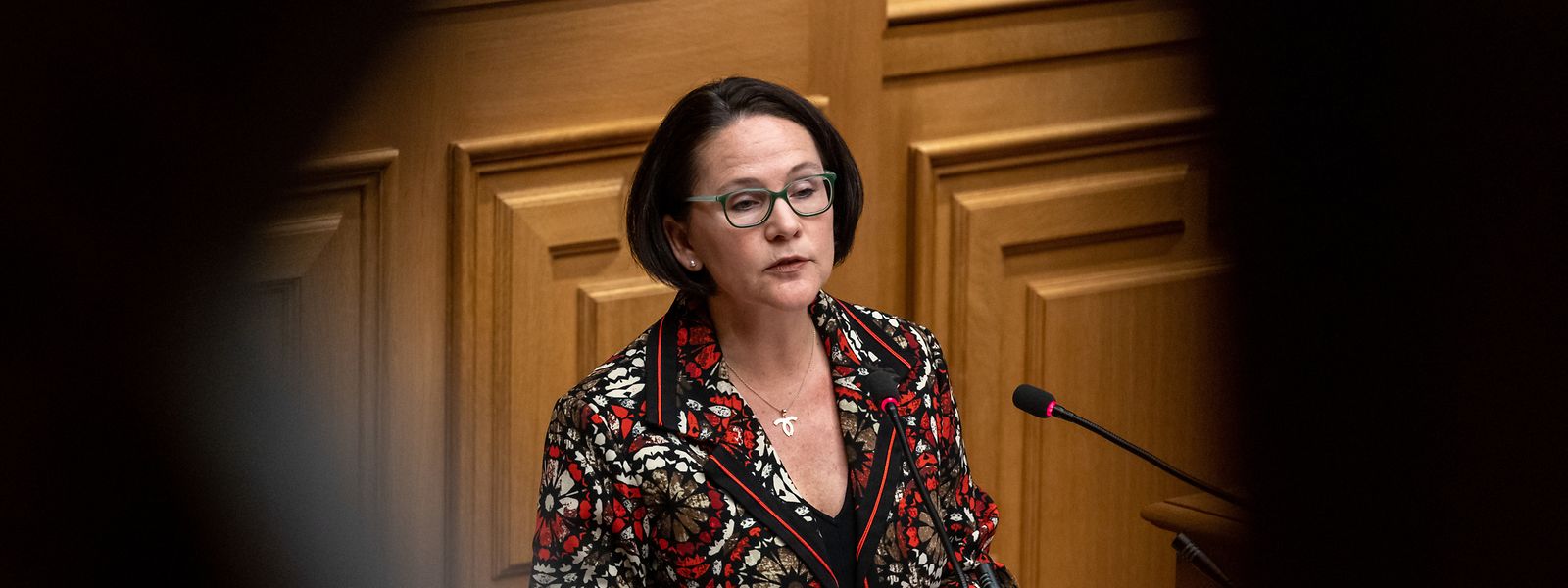 Finanzministerin Yuriko Backes (DP) verteidigte am Mittwoch ihr Haushaltsgesetz 2023. Es weist 2,8 Milliarden Euro Defizit beim Zentralstaat auf - das gab es erst einmal vorher bei der Bankenrettung während der Finanzkrise. 
