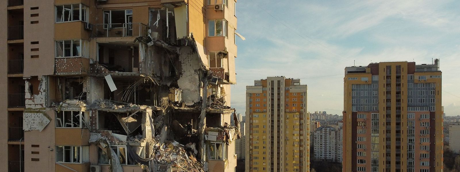 Durch Beschuss schwer beschädigtes Wohnhaus in Kiew: Auf internationalen Sanktionslisten stehen erstmals viele russische Oligarchen aus dem näheren Umfeld des russischen Präsidenten.