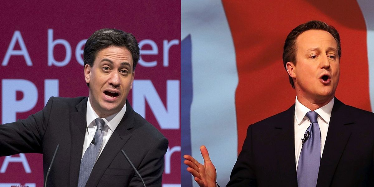 Dans les sondages, Ed Miliband (Labour) a pour l'instant un peu d'avance sur le Premier ministre sortant, David Cameron (Conservateurs)