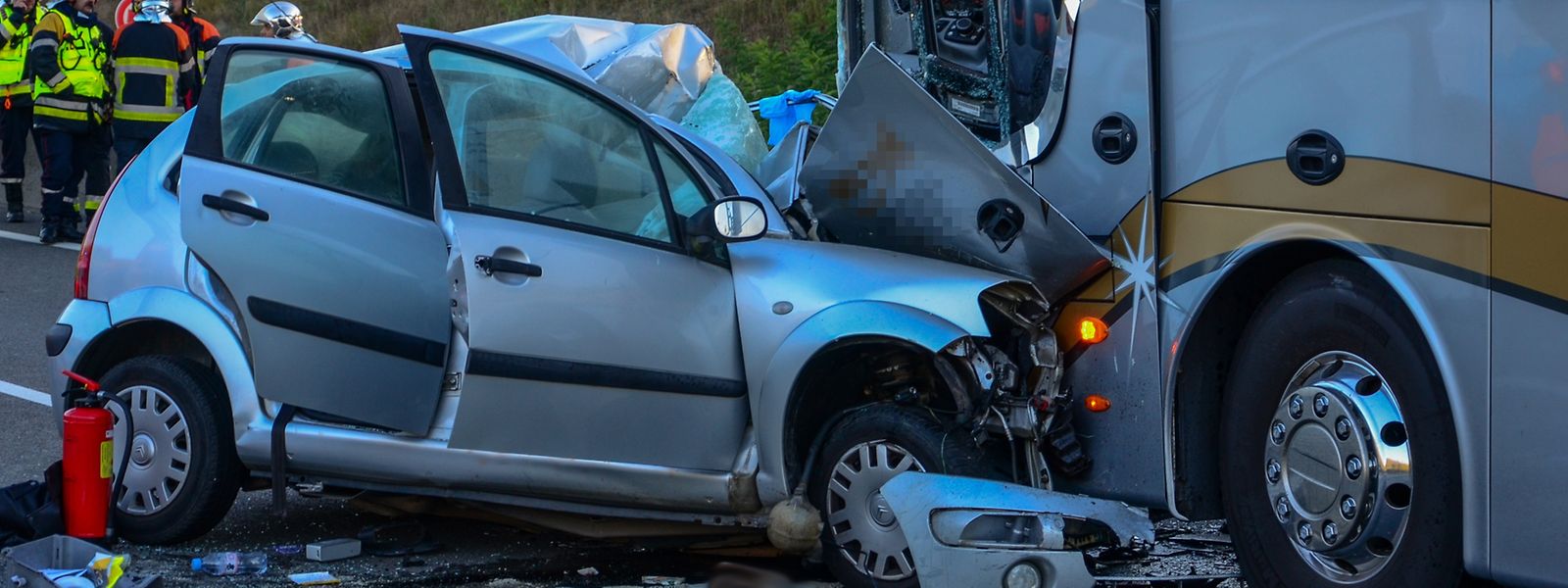 Wieso das Auto durch die Baustellenabsperrung in den Gegenverkehr fuhr, ist noch unklar.