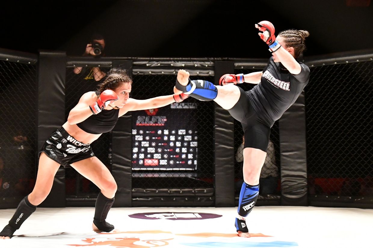 Lucie Bertaud contre Karolina Hulko.