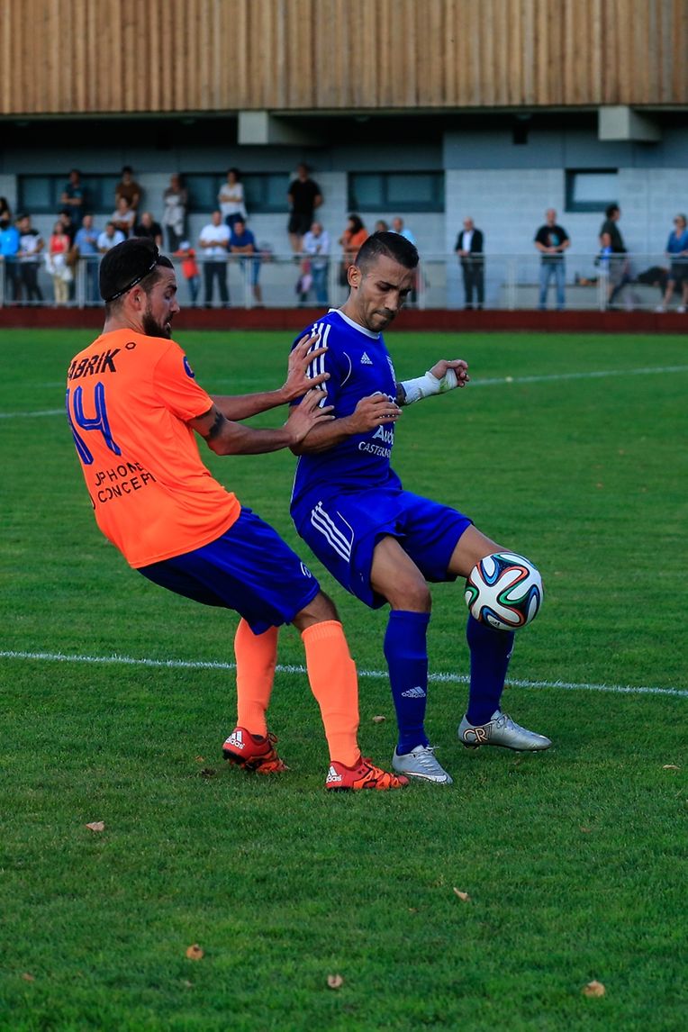 Lintgen - Lorentzweiler 4-1- Gilles Faber (14) au marquage sur Patrick Alves.