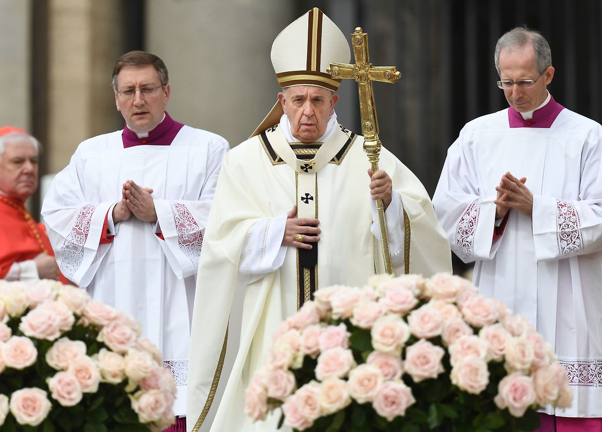 Pope Francis celebrates the Easter Sunday mass on April 21, 2019 at St. Peter's square in the Vatican. - Christians around the world are marking the Holy Week, commemorating the crucifixion of Jesus Christ, leading up to his resurrection on Easter. (Photo by Vincenzo PINTO / AFP)