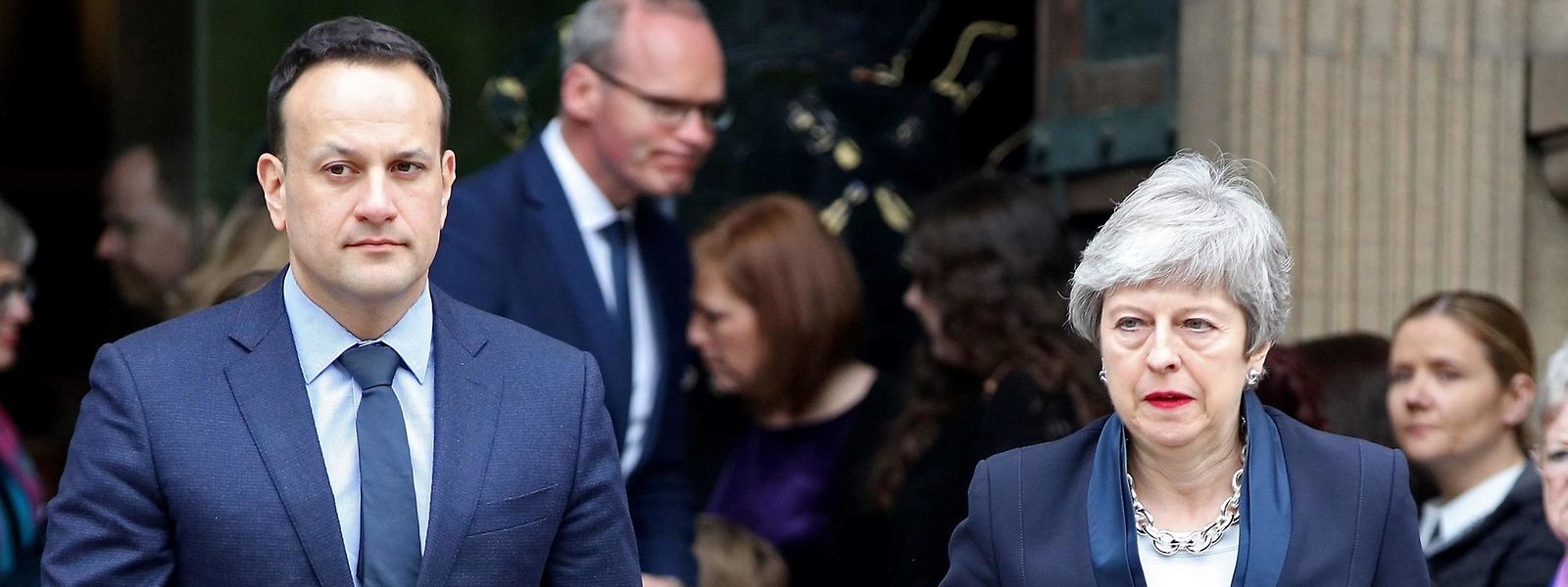 Der irische Premierminister Leo Varadkar und die britische Premierministerin Theresa May besuchten die Beerdigung der im nordirischen Londonderry getöteten Journalistin Lyra McKee.
