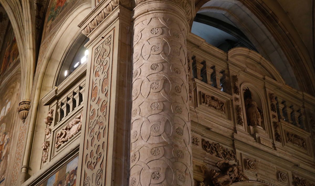  Über der rechten Kapelle befand sich ein Eingang, der vom ehemals angrenzenden Kloster direkt auf die Empore führte, von wo aus die Messe verfolgt werden konnte, ohne dass die Kirche durchquert werden musste. 