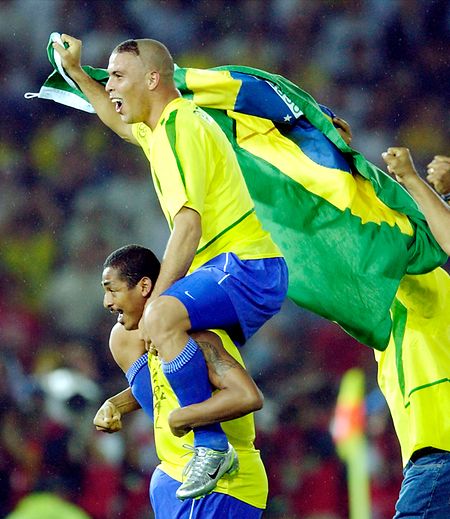 Ronaldo às cavalitas de Vampeta