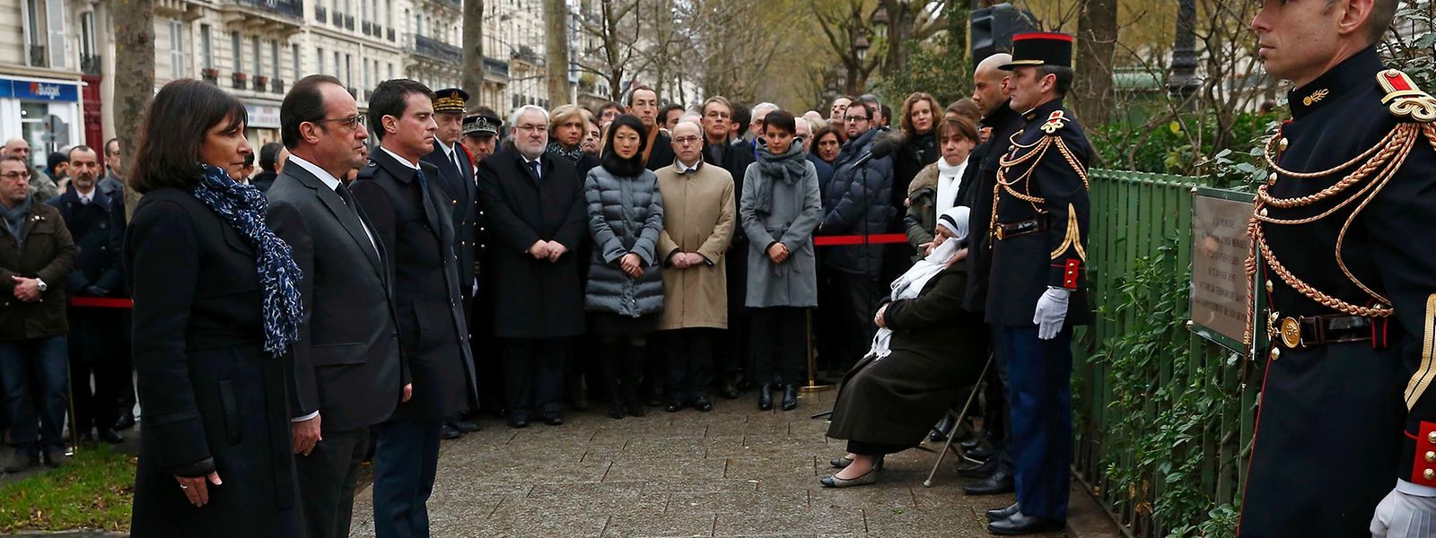präsident Francois Hollande, die Pariser Bürgermeisterin Anne Hidalgo und Premierminister Manuel Valls beim Enthüllen einer der Gedenktafeln.