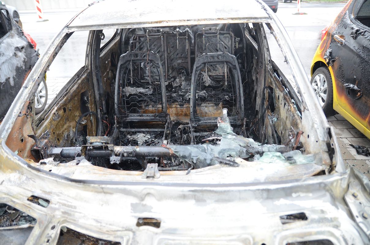 Zwei Autos brannten vollständig aus, zwei weitere wurden schwer beschädigt und sind als Totalschaden anzusehen.