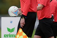 Schiedsrichter holt Ball von Podest, Zierbild, Schmuckbild, Symbolbild, Schiedsrichterwesen/ Fussball BGL Ligue Luxemburg, 11. Spieltag, Saison 2019-2020 / 03.11.2019 /Etzella Ettelbrück - FC Progres Niederkorn (Niedercorn) / Stade du Deich, Ettelbrück /Foto: Ben Majerus