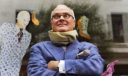 ARCHIV - 13.02.2013, Großbritannien, London: Der spanische Modedesigner Manolo Blahnik enthüllt seine Schaufenster im May Fair Hotel in London. (zu dpa: "«Schuh-Gott» Manolo Blahnik wird 80 - und ist «nonstop am Arbeiten»") Foto: Andy Rain/EPA/dpa +++ dpa-Bildfunk +++