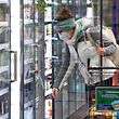 Archiv - 18.01.2021, Bayern, Neubiberg: Eine Frau trägt bei ihrem Einkauf bei einem Supermarkt eine FFP2-Schutzmaske.  Mit dem Ende der staatlichen Vorgaben müssen ab nächster Woche in Supermärkten und in Discountern keine Maske mehr getragen werden.  (an dpa: 