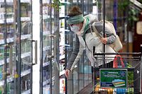 ARCHIV - 18.01.2021, Bayern, Neubiberg: Eine Frau trägt bei ihrem Einkauf in einem Supermarkt eine FFP2-Schutzmaske. Mit dem Ende der staatlichen Vorgaben müssen ab nächster Woche in Supermärkten und in Discountern keine Maske mehr getragen werden. (zu dpa: «Supermarkt-Kunden müssen bald keine Maske mehr tragen») Foto: Sven Hoppe/dpa +++ dpa-Bildfunk +++