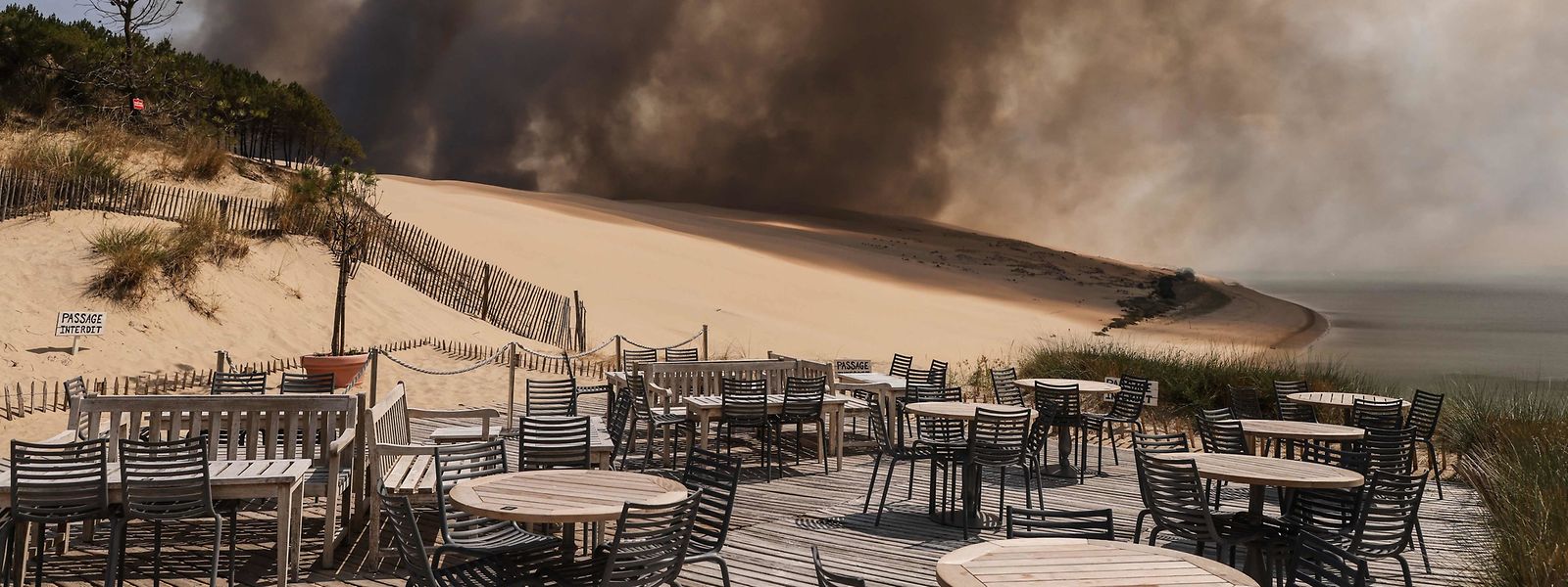 O fogo perto da praia em Pyla sur Mer, em França, ao lado de um hotel de 5 estrelas nesta localidade.