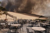 O fogo perto da praia em Pyla sur Mer, em França, ao lado de um hotel de 5 estrelas nesta localidade.