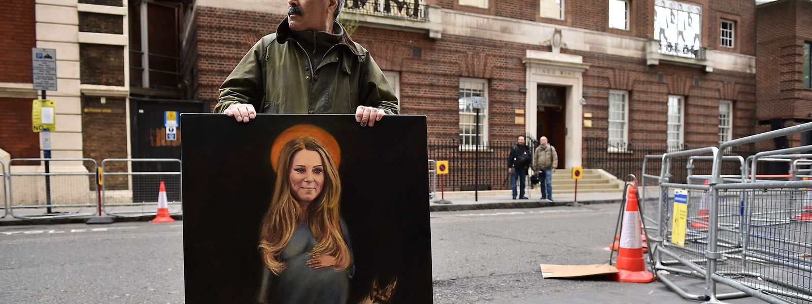Künstler Kaya Mar mit seinem  Werk vor dem "St Mary's Hospital" in London.