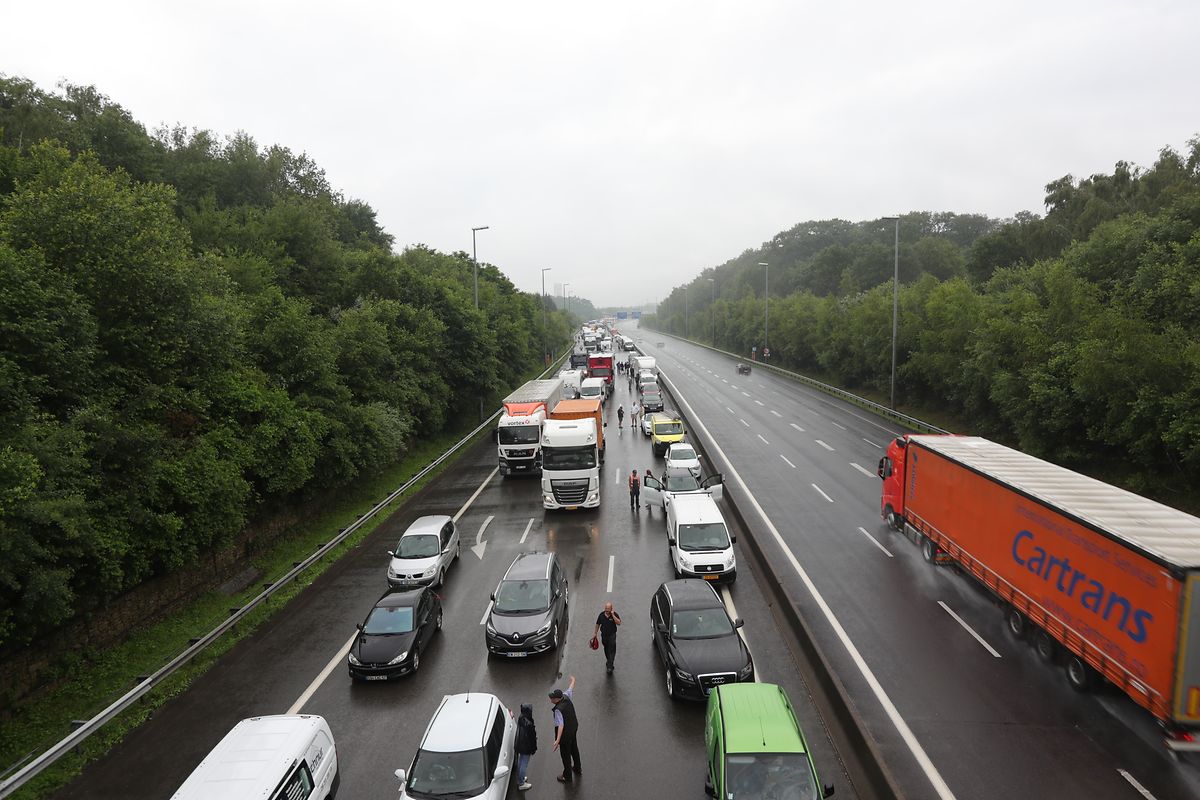 Die A3 wurde stellenweise komplett überflutet und musste gesperrt werden.