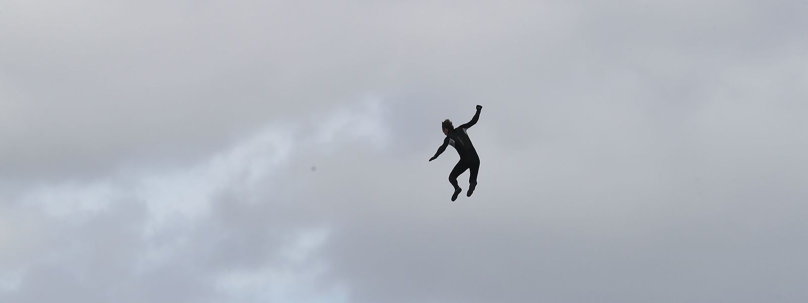 John Bream, ehemaliger Fallschirmspringer aus Großbritannien, springt aus etwa 40 Metern Höhe von einem Hubschrauber aus ins Meer.