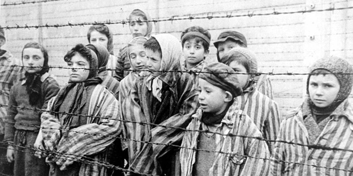 Am 27. Januar 1945 hatten sowjetische Truppen das Konzentrations- und Vernichtungslager Auschwitz befreit. Allein dort waren etwa 1,1 Millionen Menschen ermordet worden. 
