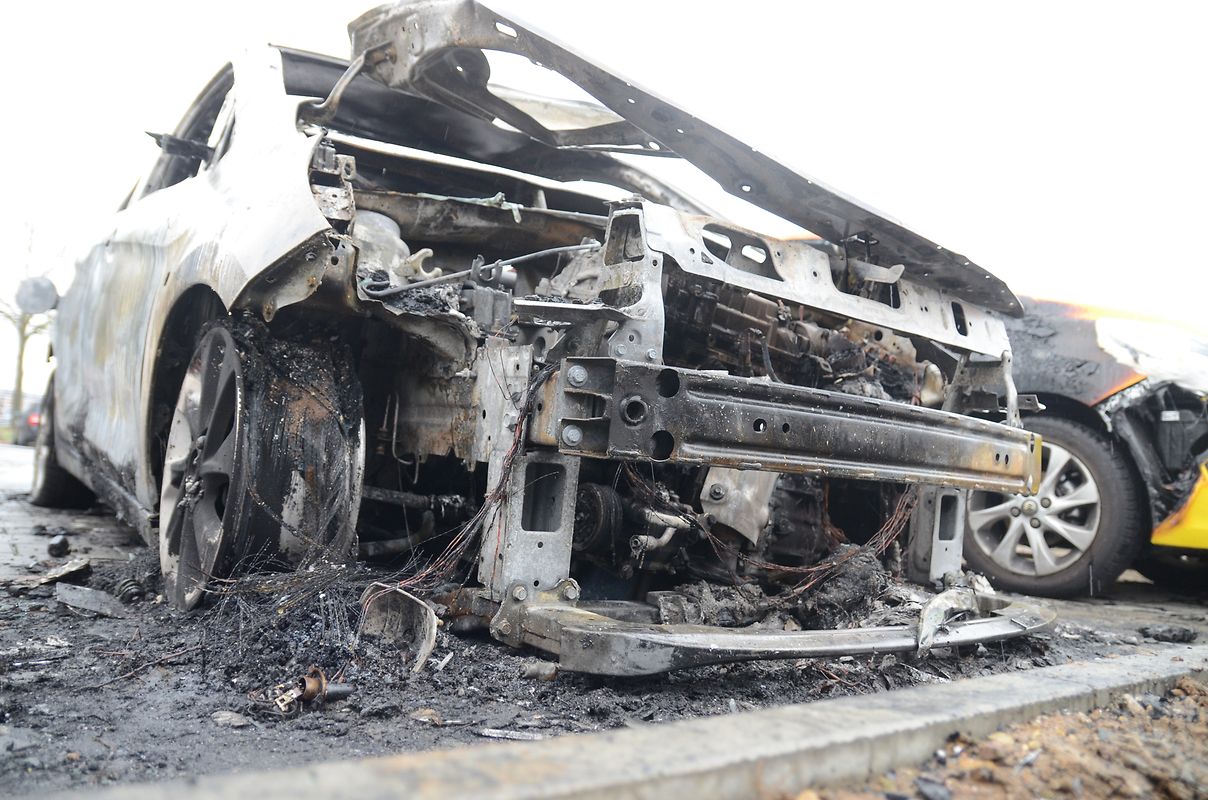 Zwei Autos brannten vollständig aus, zwei weitere wurden schwer beschädigt und sind als Totalschaden anzusehen.