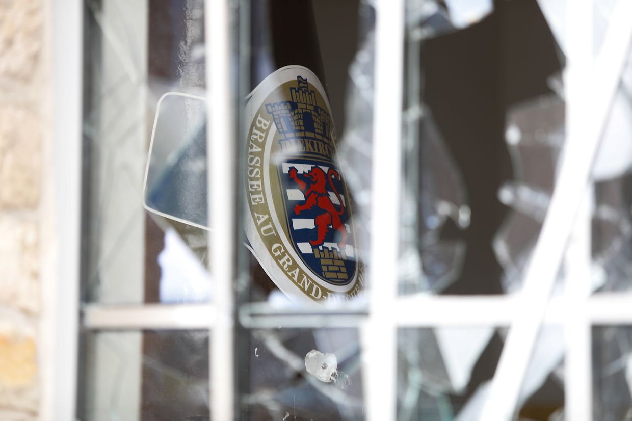 Gespenstisch wirkten die historischen Gemäuer der alten Zapschoul gestern, nachdem die meisten der Feuerwehrleute abgezogen waren. Produziert wurde in diesem Teil der Brauerei seit 2019 nicht mehr. Auch die Zapschoul war damals ausgezogen.