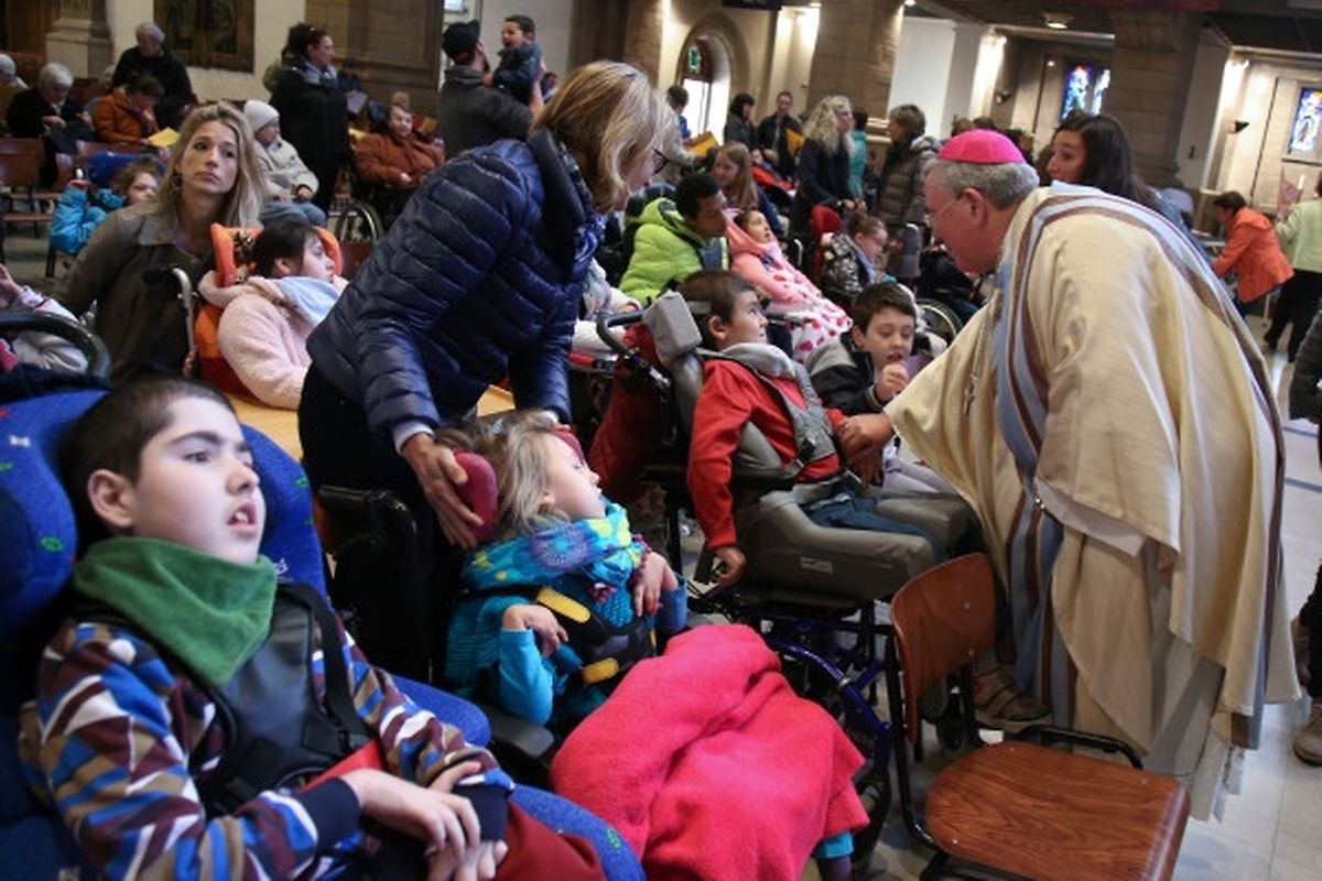 des „Institut pour Déficients Visuels“ und des „Institut pour Infirmes Moteurs Cérébraux“ in Luxemburg, für das „Tricentenaire“, das „Institut St-Joseph Betzdorf“, die „Association des Aveugles du Luxembourg“ und das „Centre Kräizbierg“ Düdelingen.