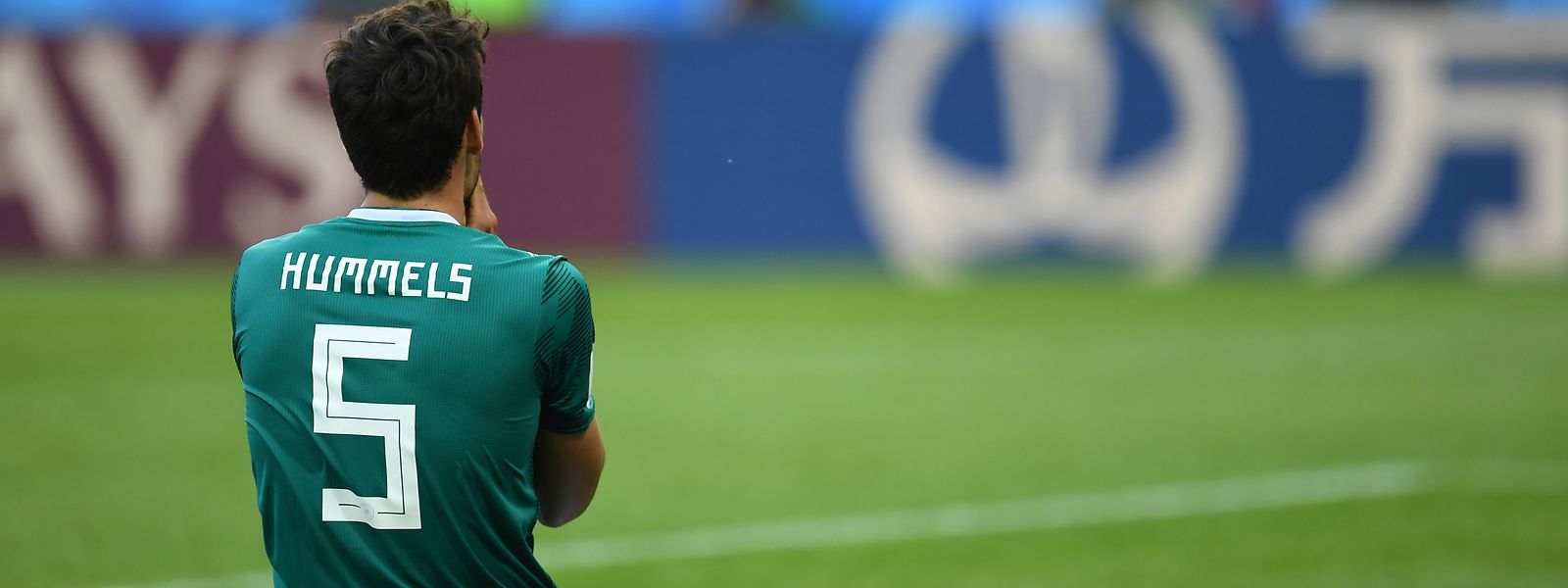 Mats Hummels kann das Scheitern nicht fassen.