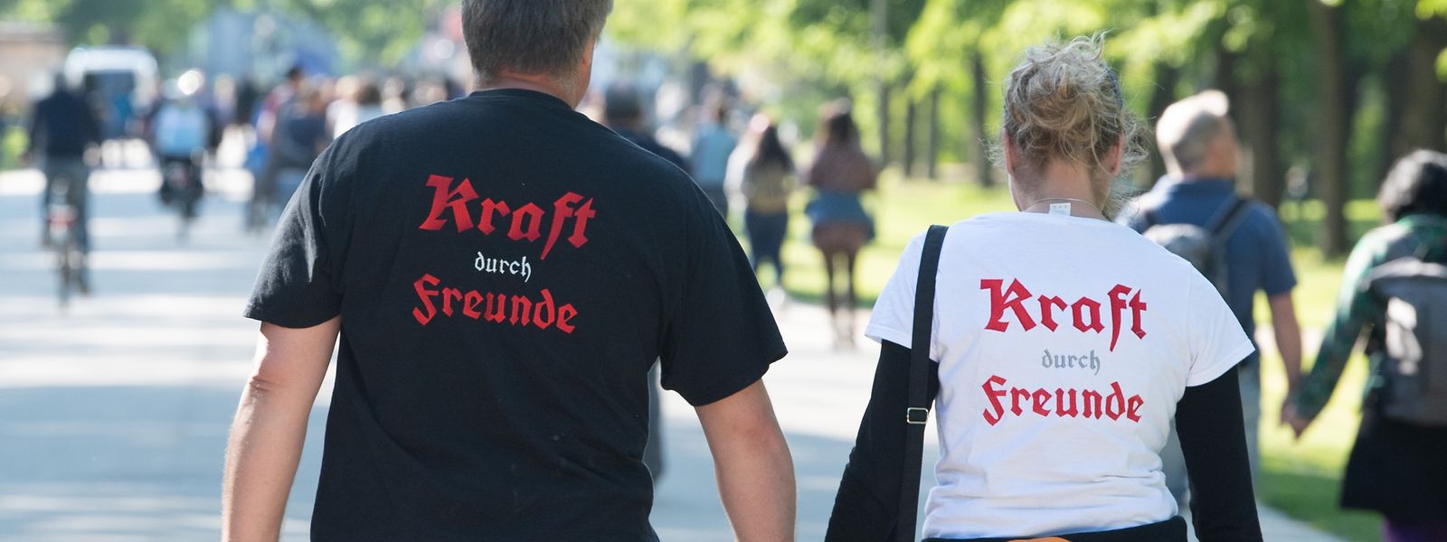Dresden: Teilnehmer einer Kundgebung tragen T-Shirts mit Neonazi-Slogans.