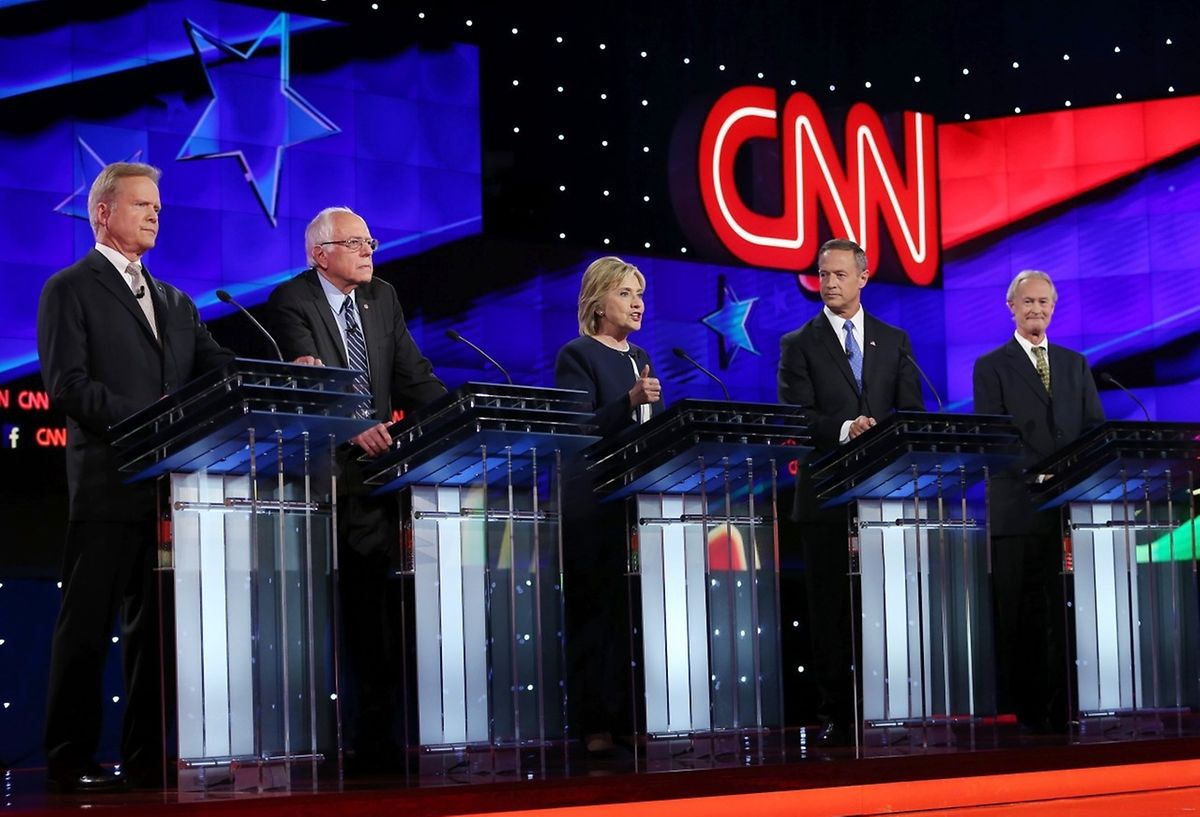 Auf einer Bühne vereint (v.l.n.r.): Jim Webb, Bernie Sanders, Hillary Clinton, Martin O'Malley und Lincoln Chafee.