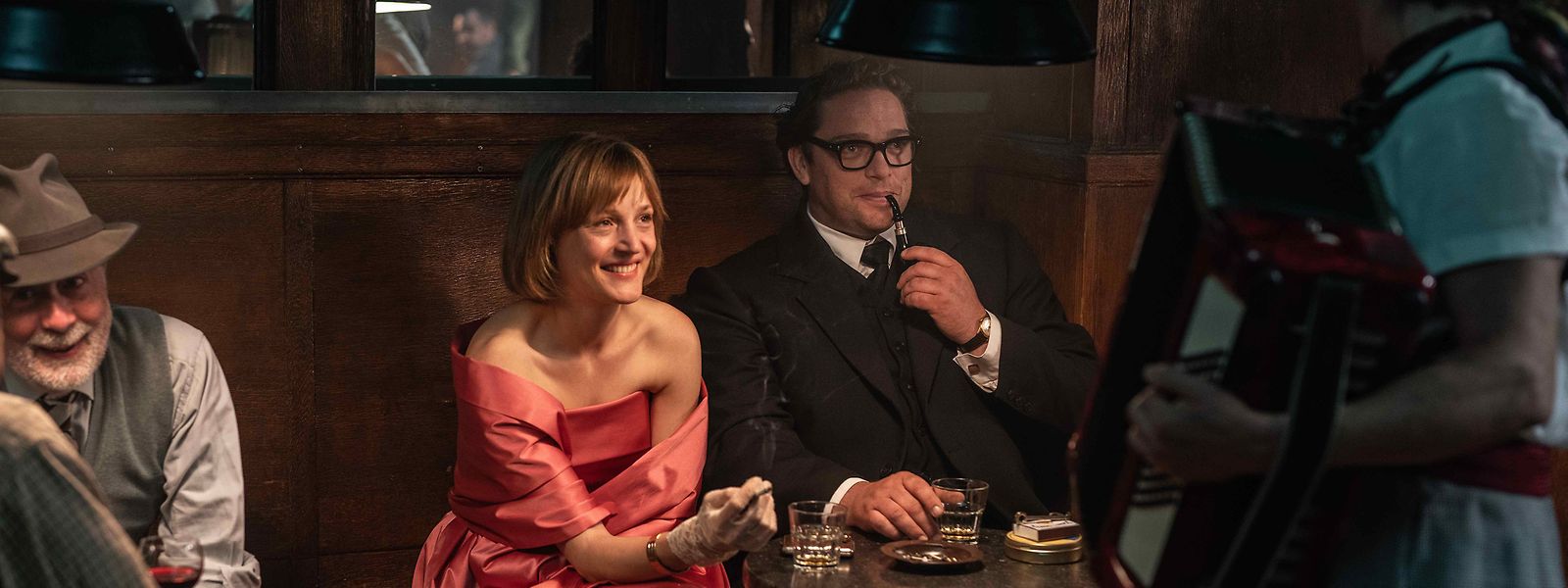 Glamouröses Literatenpaar: Ingeborg Bachmann (Vicky Krieps) und Max Frisch (Ronald Zehrfeld) in Margarethe von Trottas Film „Ingeborg Bachmann - Reise in die Wüste“. 