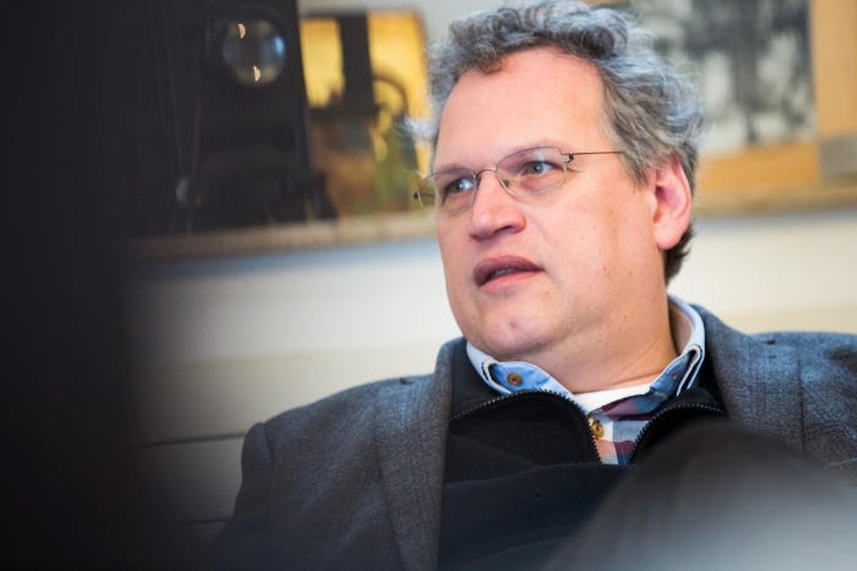 Der Titularpastor  der protestantischen Kirche, Volker Strauß, kritisiert, dass die Ausarbeitung des Werteunterricht unter großem zeitlichen Druck vollzogen wird. 