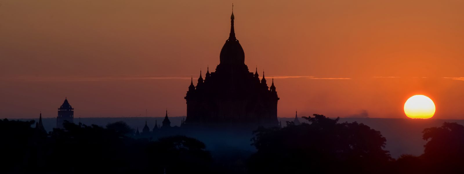 Der Htilominlo-Tempel in Bagan bei Sonnenuntergang. Die Welterbestätte gilt als eine der wichtigsten Tempelanlagen in ganz Südostasien. 